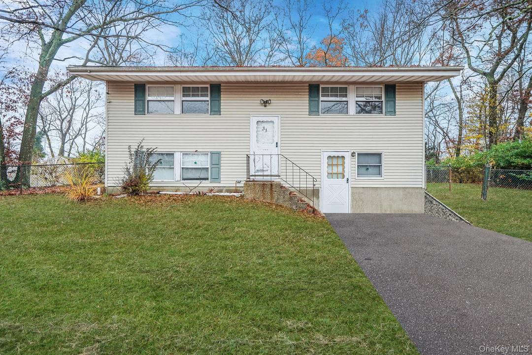 Welcome to 31 Cabin Ln in East Setauket.