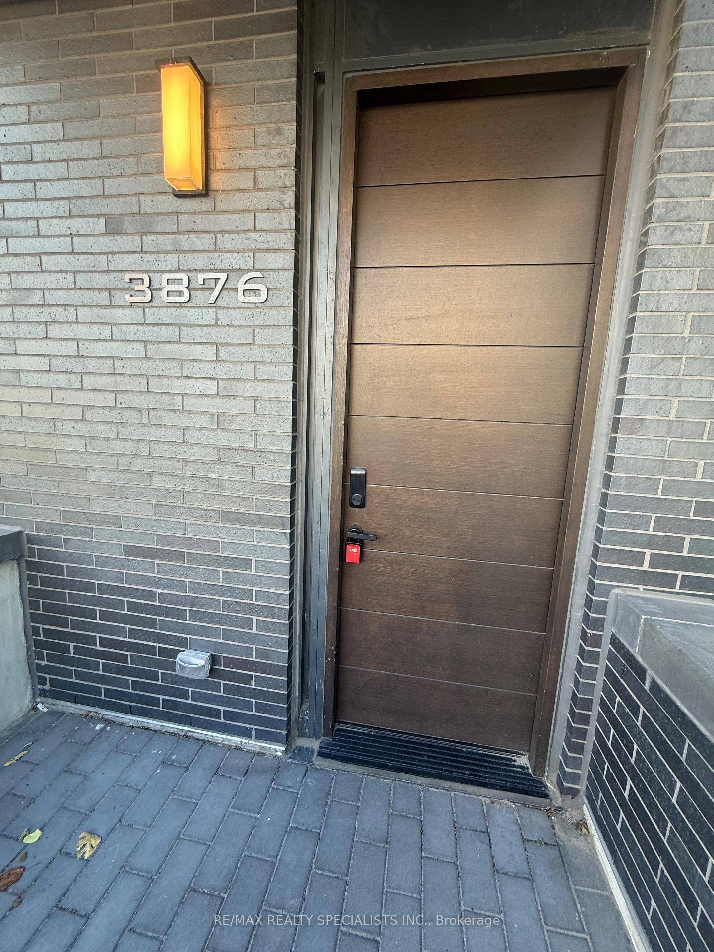 TOWNHOUSE WITH PRIVATE ENTRY, Modern Living.