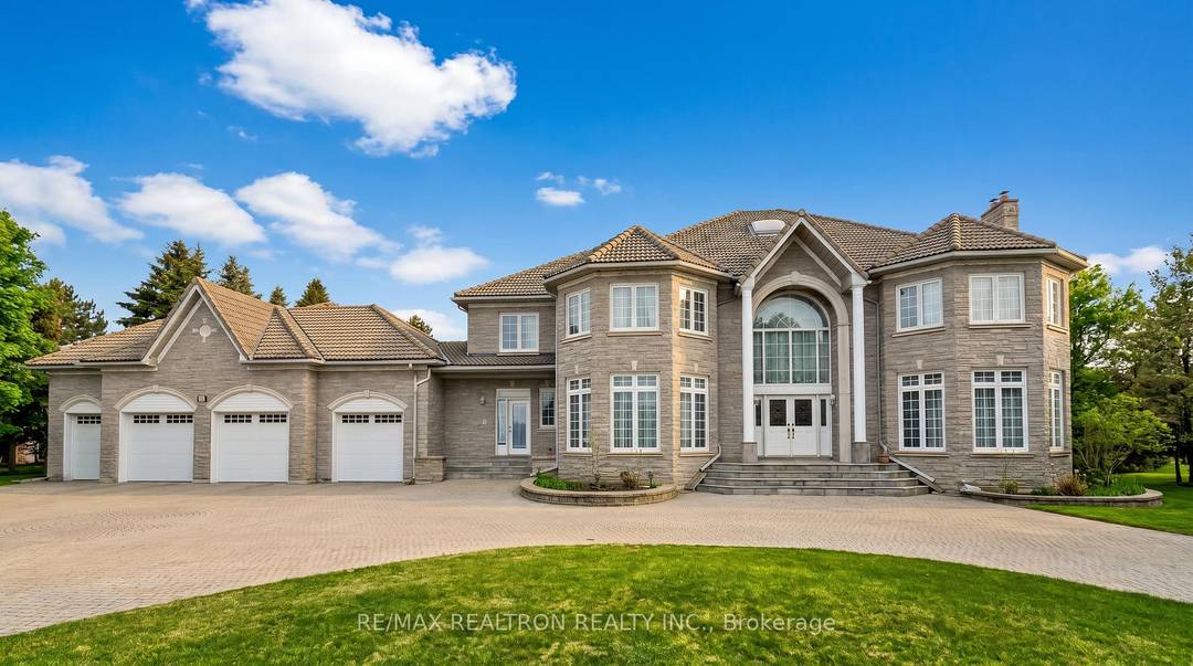 A Rare Opportunity in Prestigious BAYVIEW COUNTRY ESTATES in Richmond Hill !