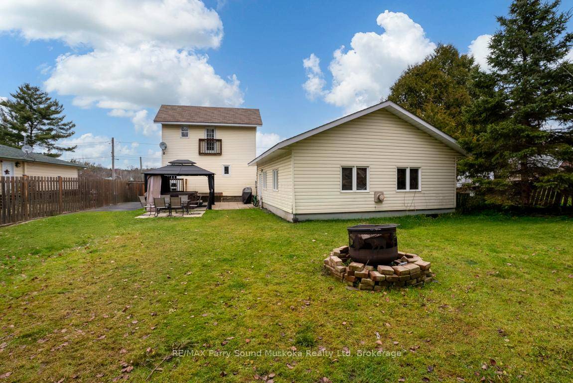 CHARMING 3 BEDROOM, 2 BATH IN TOWN HOME with DETACHED DOUBLE GARAGE !