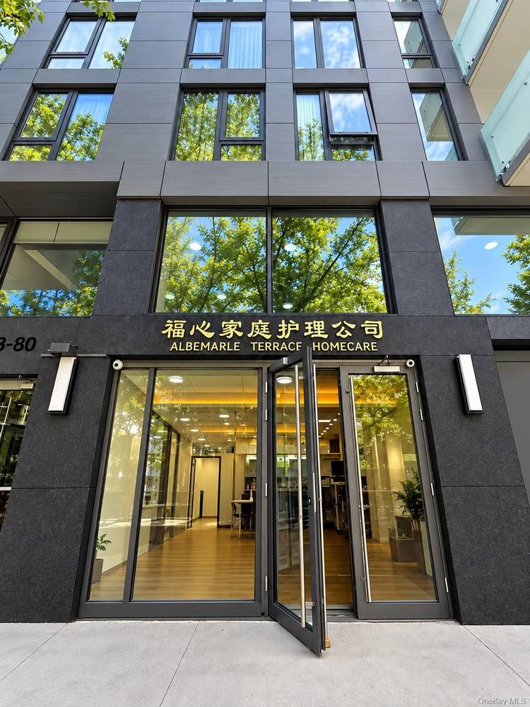 Prime Commercial Space for Lease in the Heart of Flushing !
