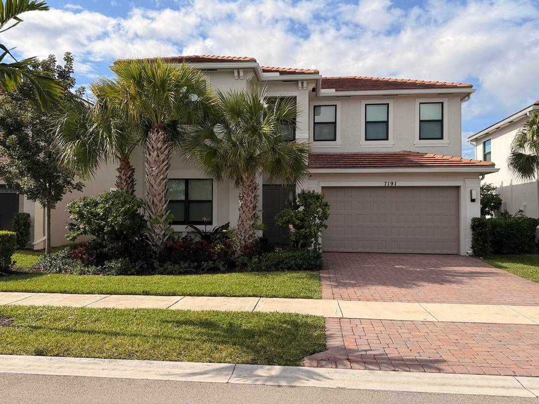 Gorgeous 6BR 4BA Single Family Home with 2 Car Garage for Rent Lakefront amp ; Fully Furnished !