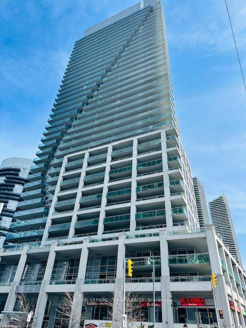 PARK LAWN WATERFRONT OLD TORONTO Corner, Clean amp ; Functional 2 Bedrm w 1 Full Bathrooms w Bathtub 2 pc Bathroom.