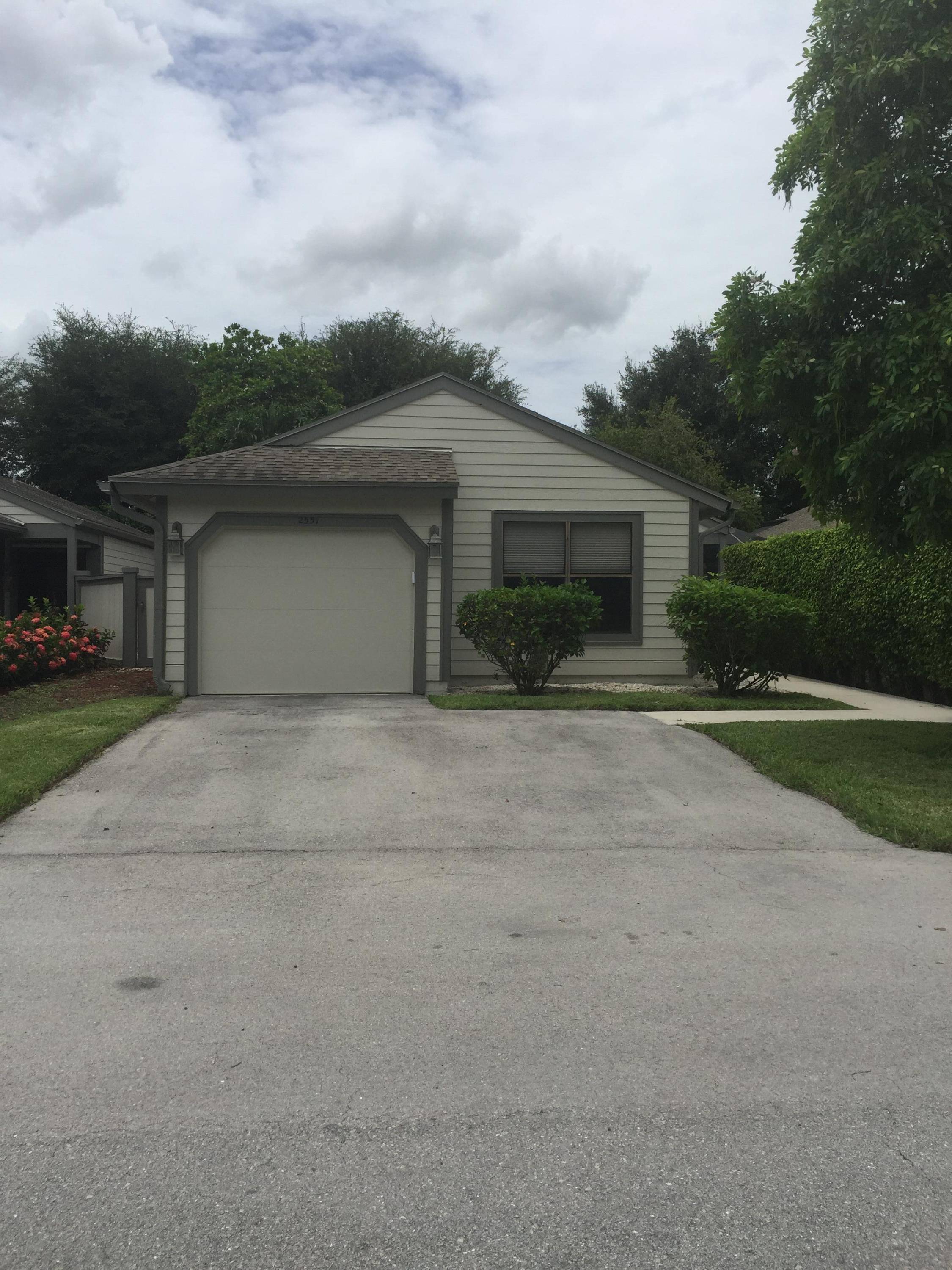 Great seasonal rental close to all of the Equestrian venues, shopping and parks.