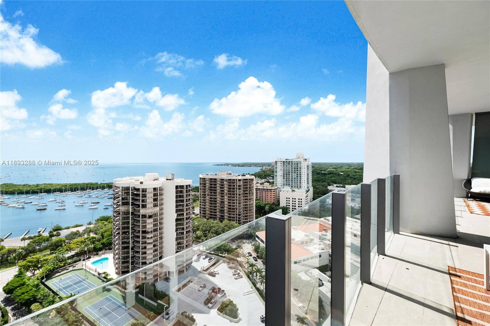 Discover luxury in this exquisite 2 bedroom, 2 bathroom apartment with a versatile den on the 21st floor of Park Grove Residences, Line 02.
