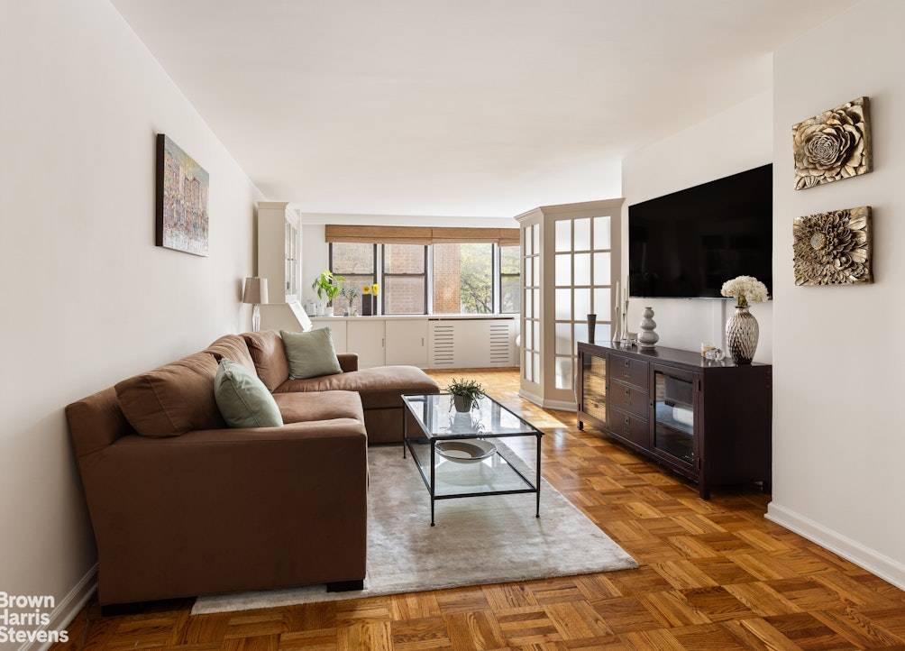 Residence 5G at 201 East 21st Street offers an ideal opportunity to enjoy a flexible floorplan that can be maintained as an oversized alcove studio or converted to a 1 ...