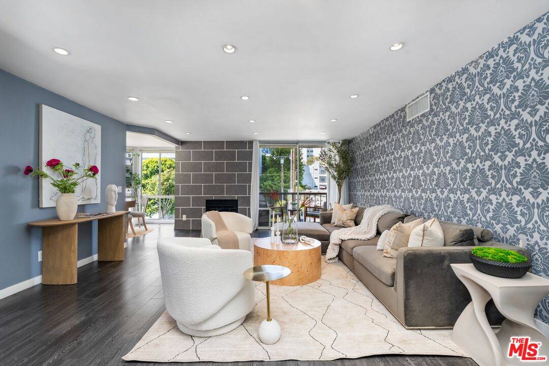 8530  HOLLOWAY DR 2BR Sunset Strip La