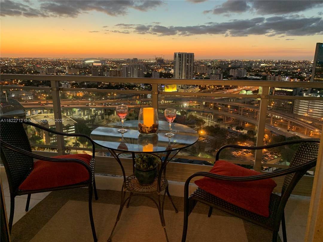 Live in the heart of Miami with style and comfort !