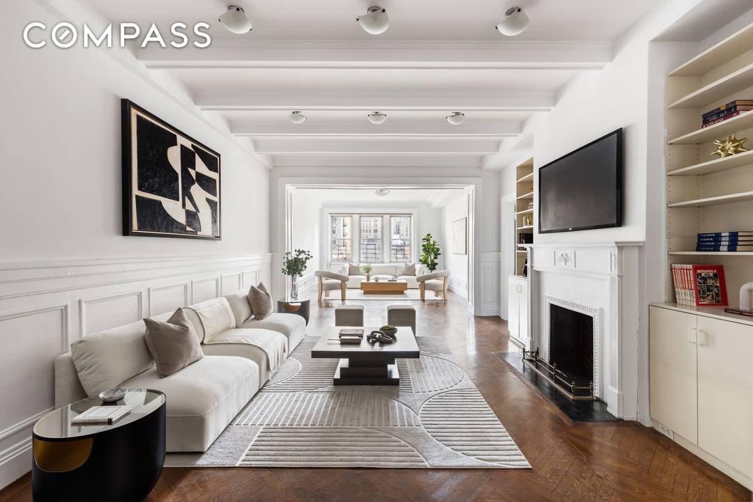 FIRST SHOWINGS APRIL 1st 48 HR NOTICE REQUIRED TO SHOW DUE TO GUESTS IN PLACE.