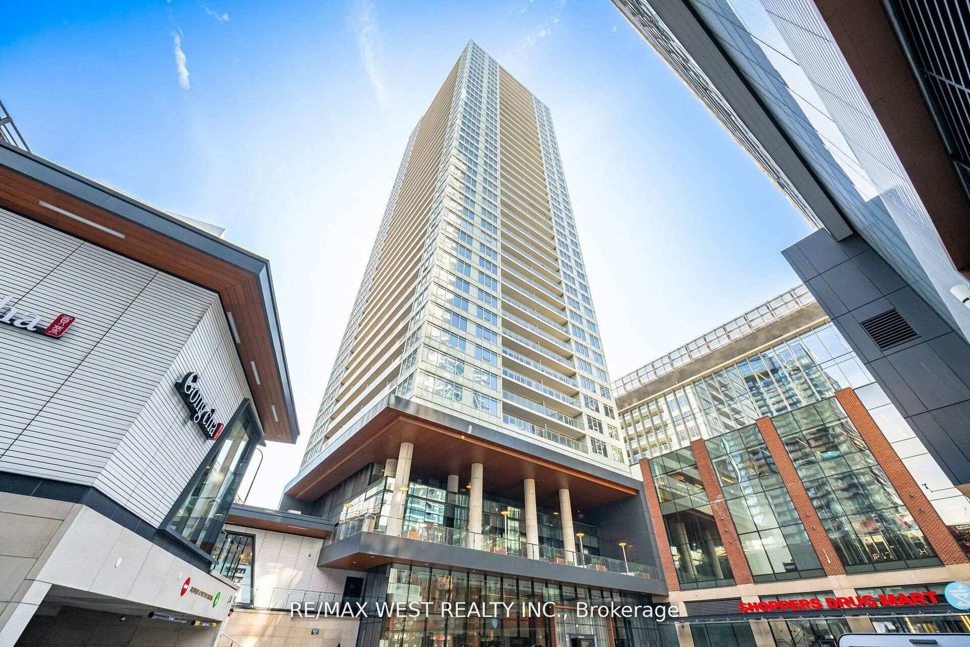 Stunning 1 Bedroom Plus A Den With OPTIONAL PARKING in Beautiful Lakefront Condos.