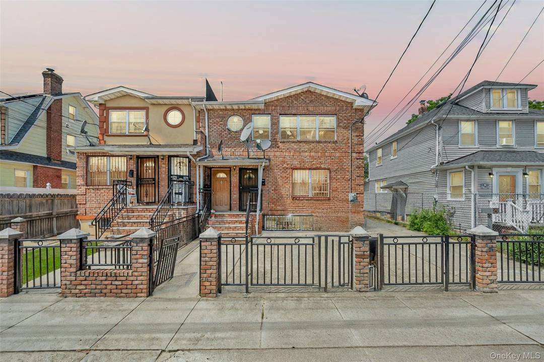 Exceptional Multi Family Home in the Heart of Saint Albans !