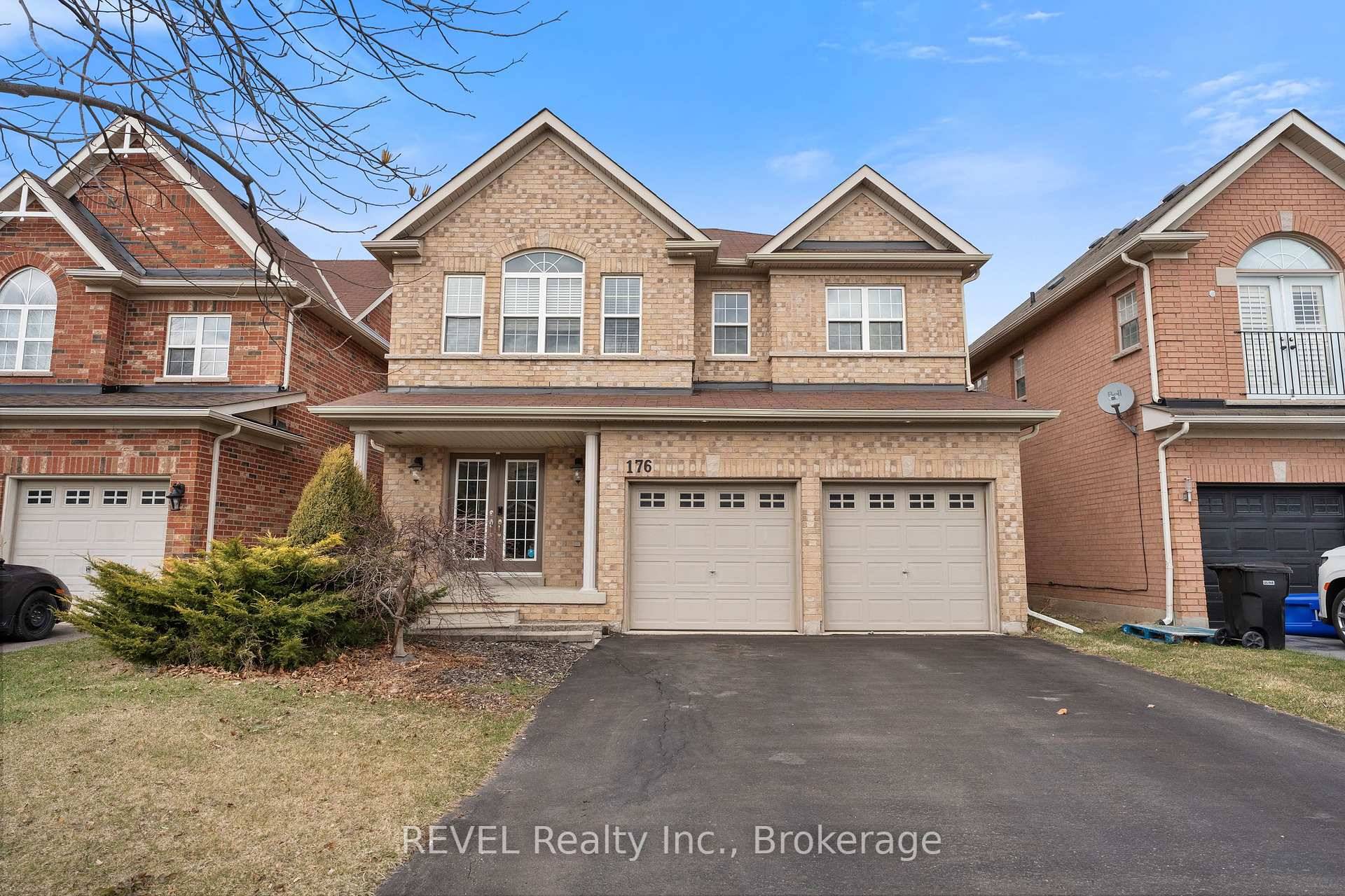 This exquisite 4000 sqft executive residence offers the perfect blend of luxury and comfort in this great community of Niagara on the Lake.