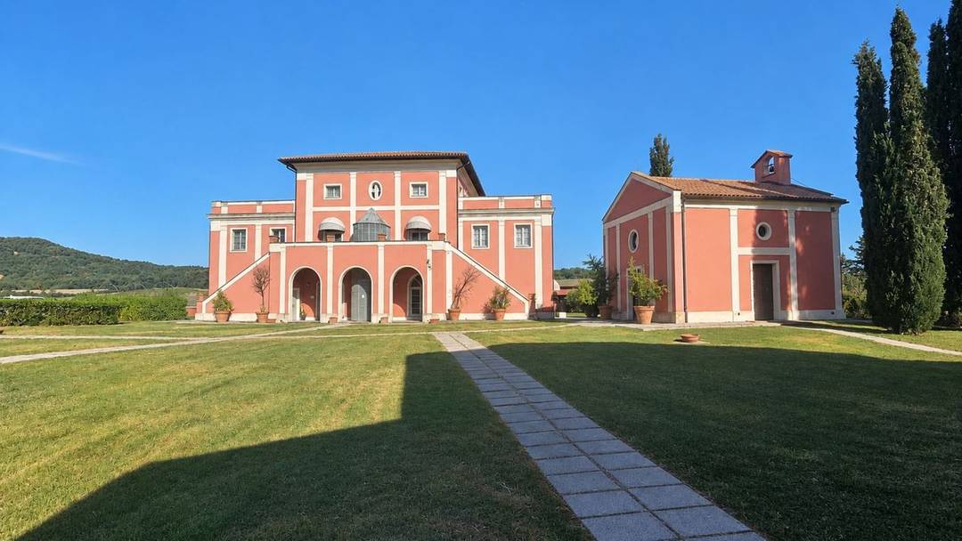 160 ha agricultural estate and relais with vineyards, olive groves, private lake, pool and SPA in the countryside of Capalbio.