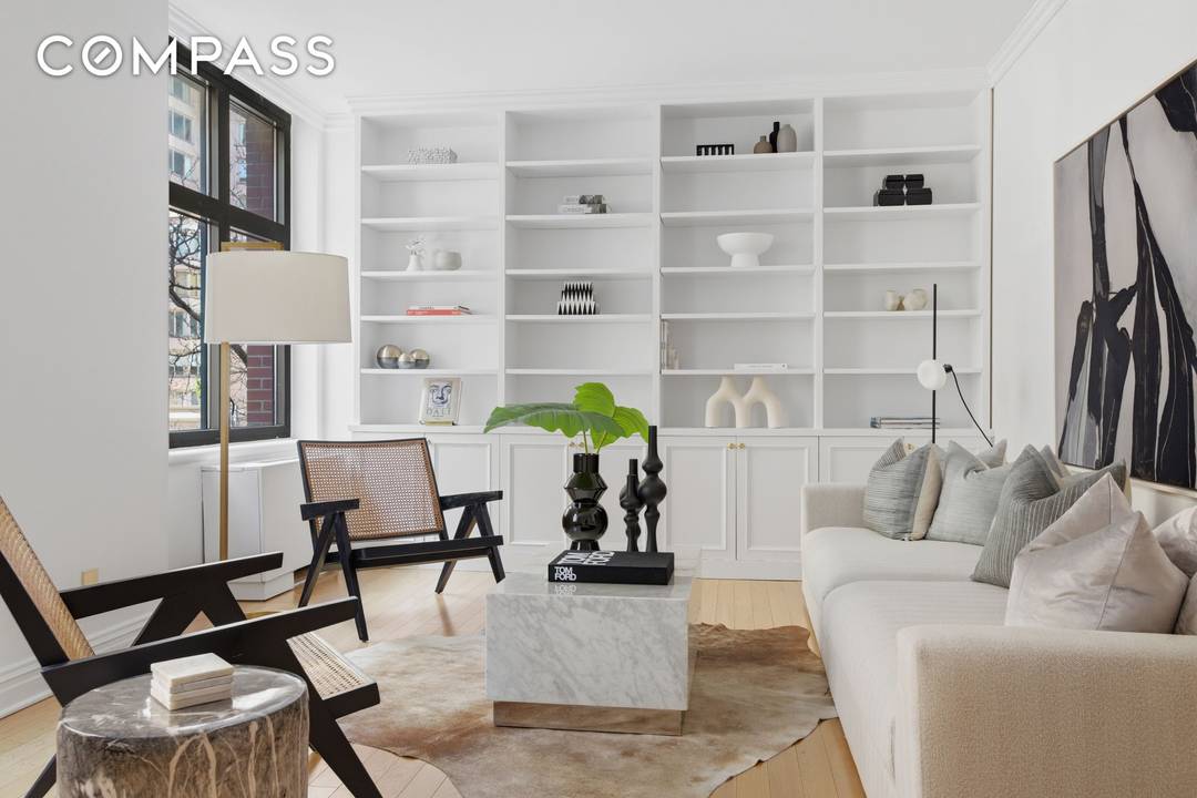 Welcome to this exceptional residence at the Trafalgar House, a pet friendly, full service condominium designed by the renowned architectural firm Kohn Pedersen Fox.