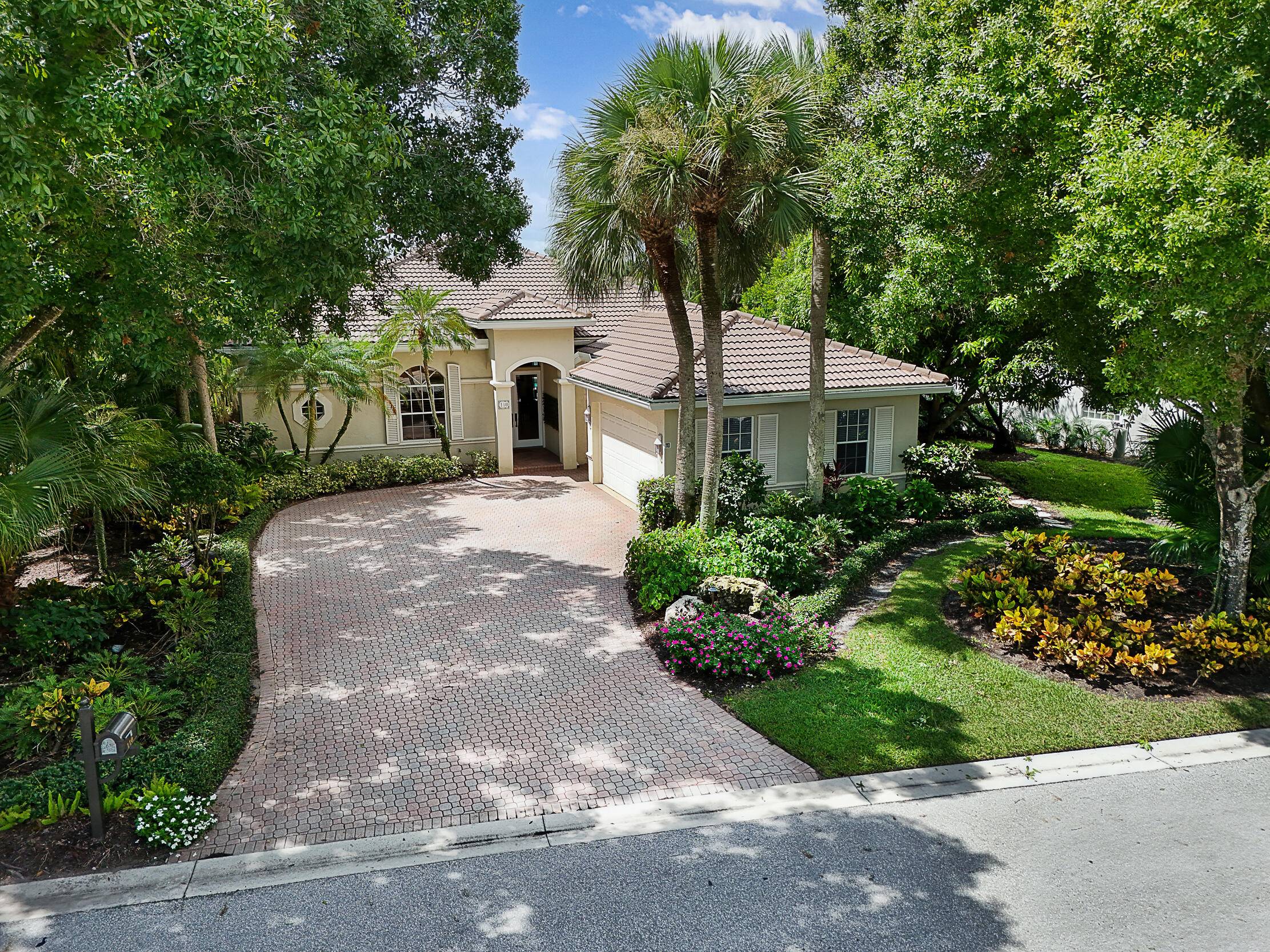 Pristine 3 bedroom, 3. 5 bath den home that is move in ready for this season !