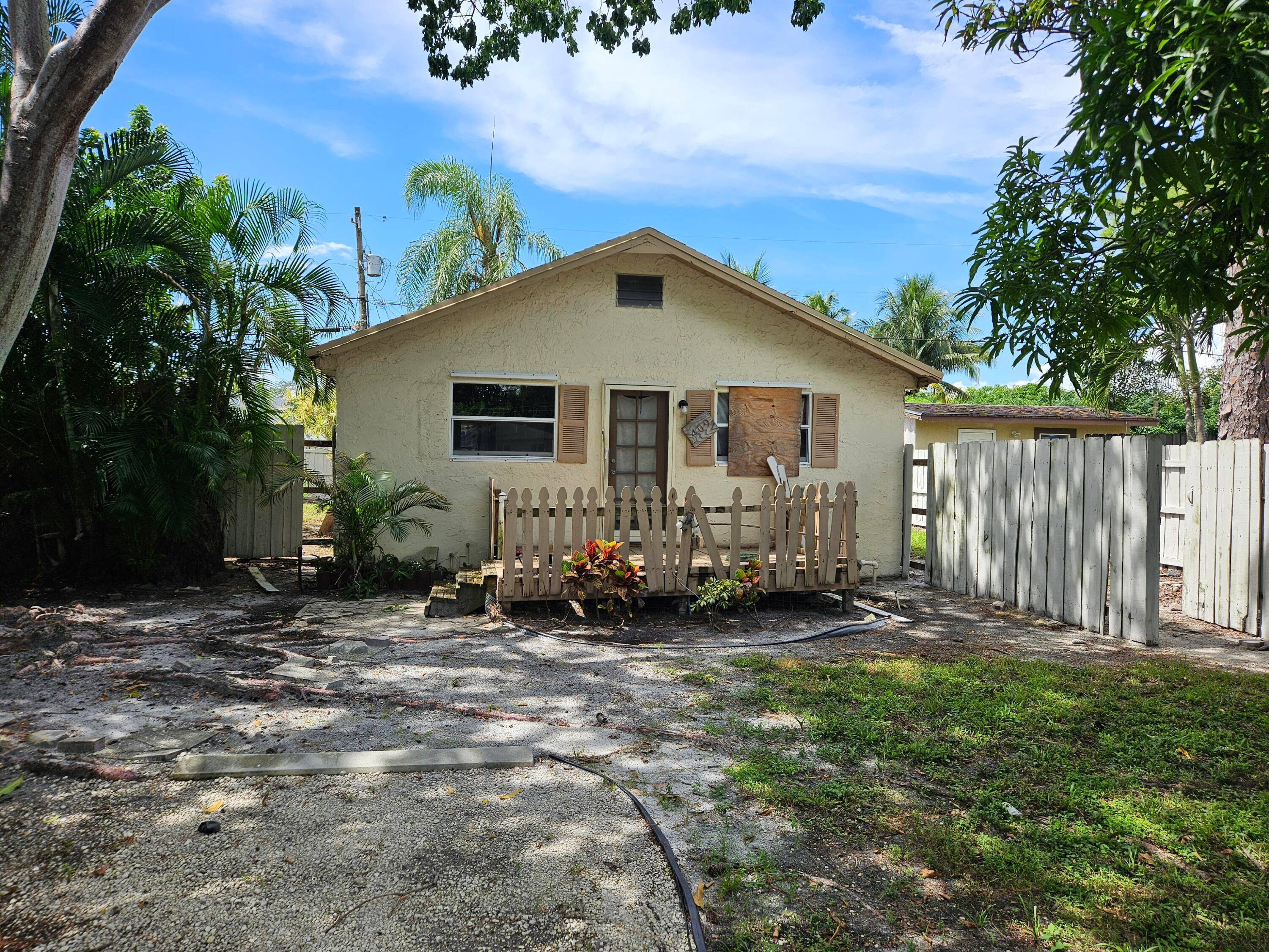 Charming Key West style home in a great Greenacres location !