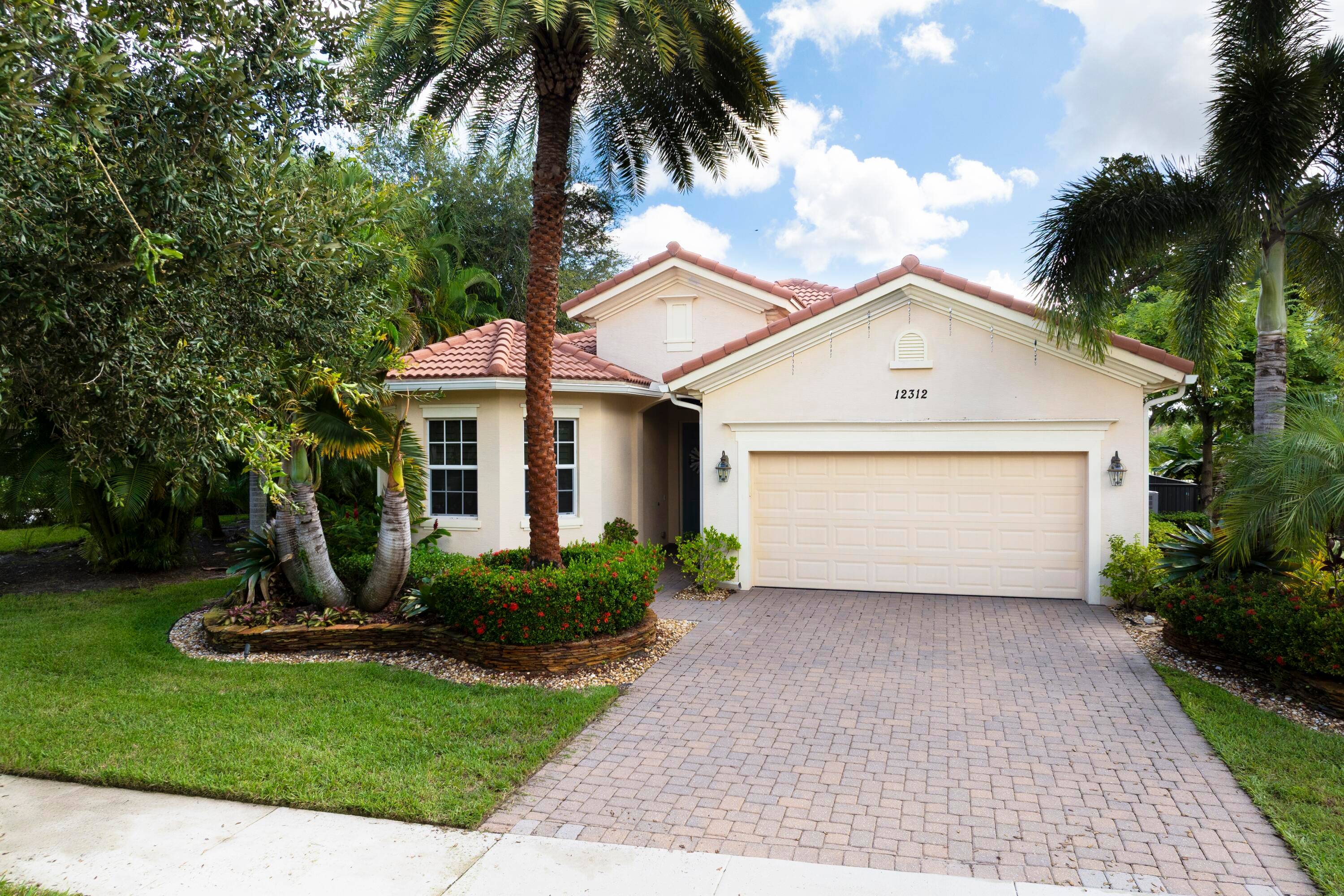 Welcome to Paloma, one of Palm Beach Gardens' most sought after gated communities.