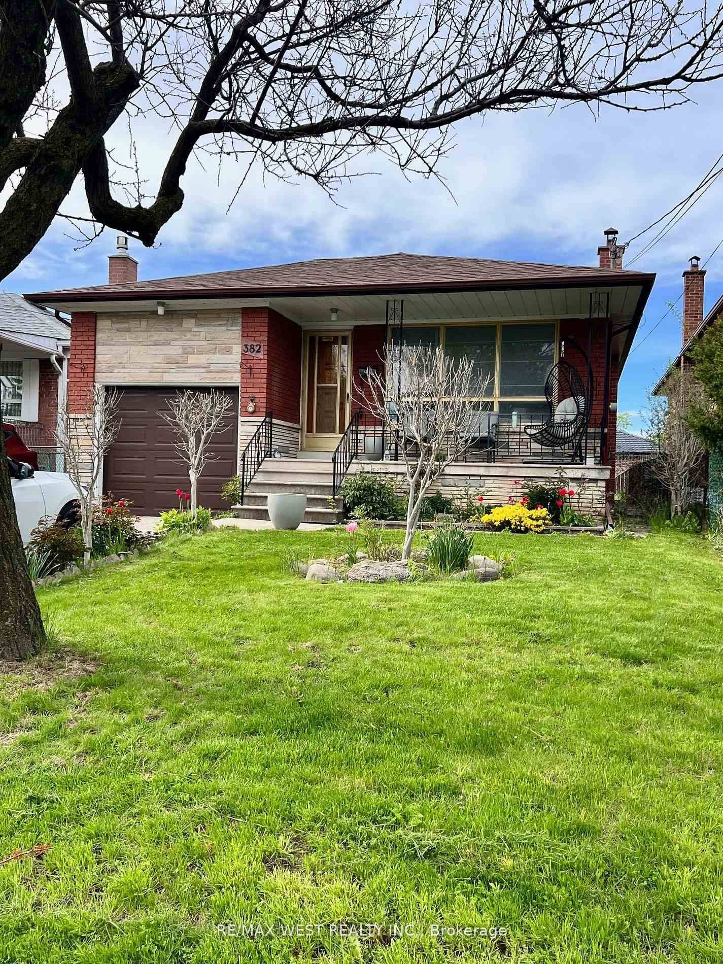 3 bedroom on main floor in desirable community of Maple Leaf, updated new bathroom.