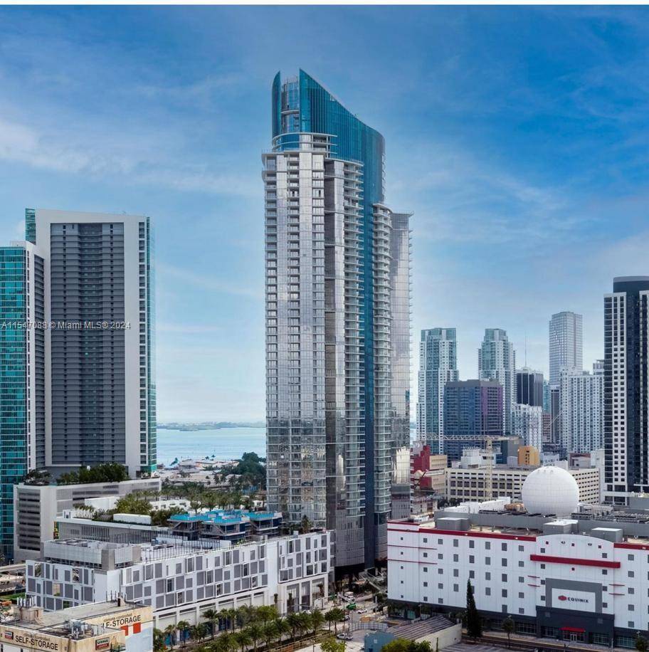 Great opportunity ! Luxury residence 2 beds den 3 baths at Paramount Miami Worldcenter offering the Most amenities in the World features 5 resort style pools, virtual golf, yoga recording ...