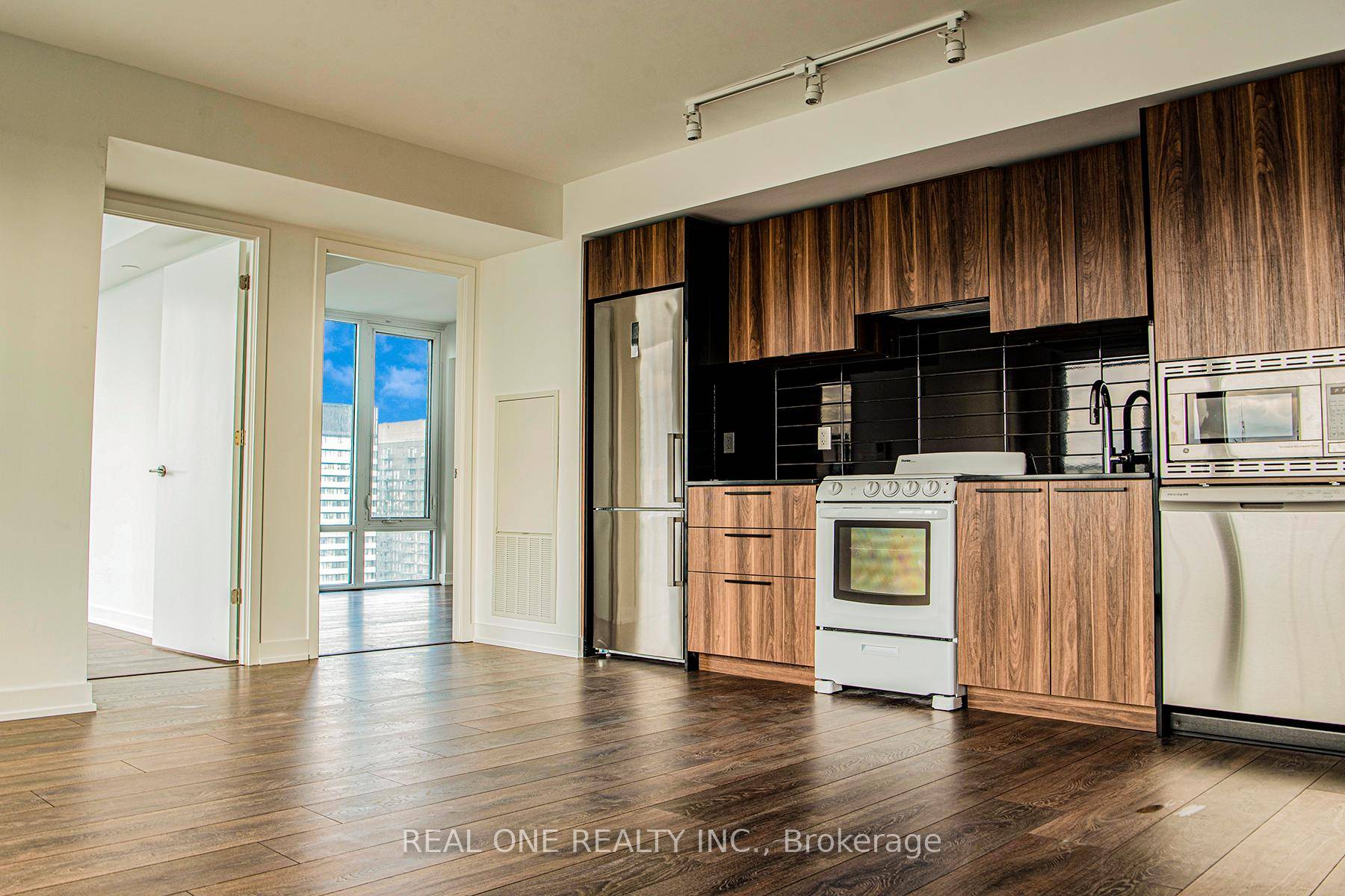Experience the epitome of luxury living in the vibrant Teahouse condo !