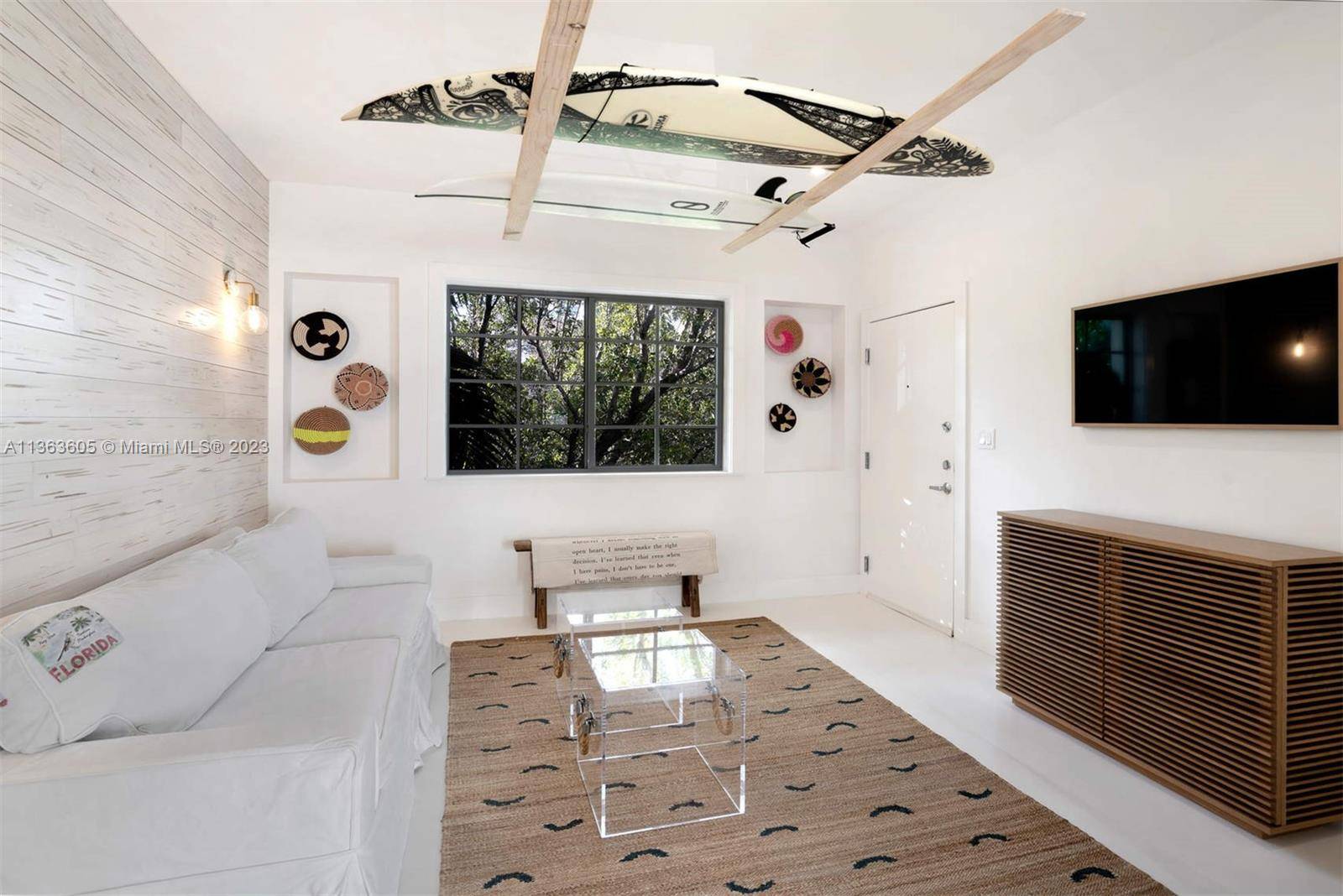 Welcome to the exclusive Gramercy Condo, a boutique condo discretely positioned in the desirable South of 5th neighborhood.