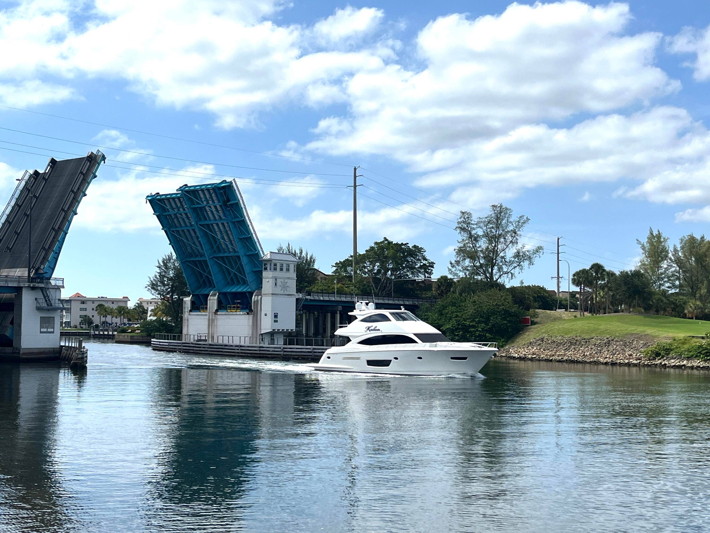 Beautiful charming 2BR 2BA unit in a hidden Waterway gem in North Palm Beach !