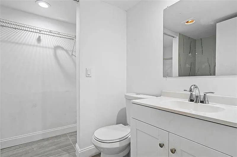 Welcome to this beautiful 2 bedrooms, 2 bathrooms townhome in the center of West Palm Beach, Florida !