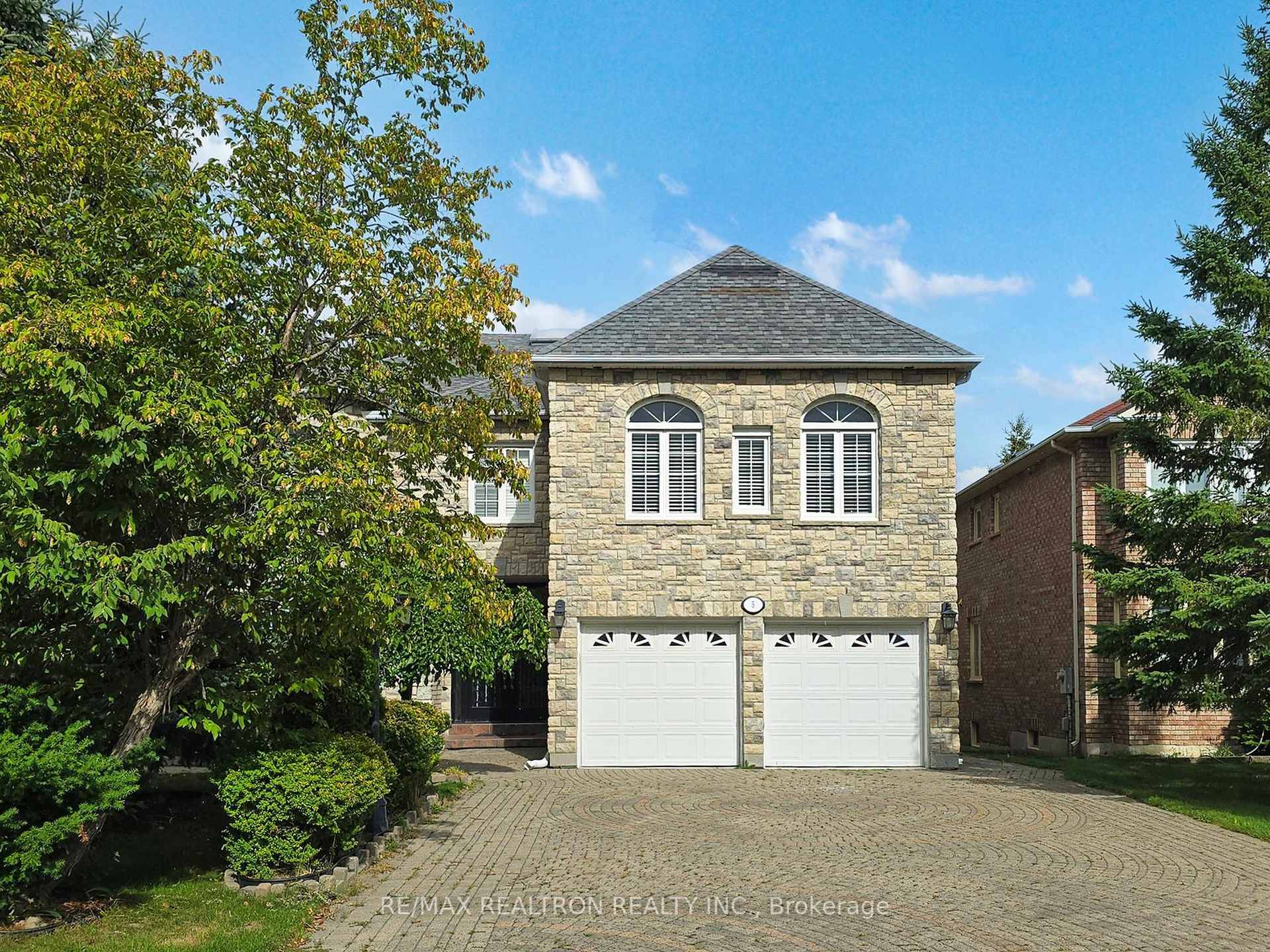 Studio Unit with Separate Entrance, No Kitchen, Extra large Bedroom, New washroom and Walk in Closet in the 2nd floor of a Detached house in prestigious Neighbourhood.