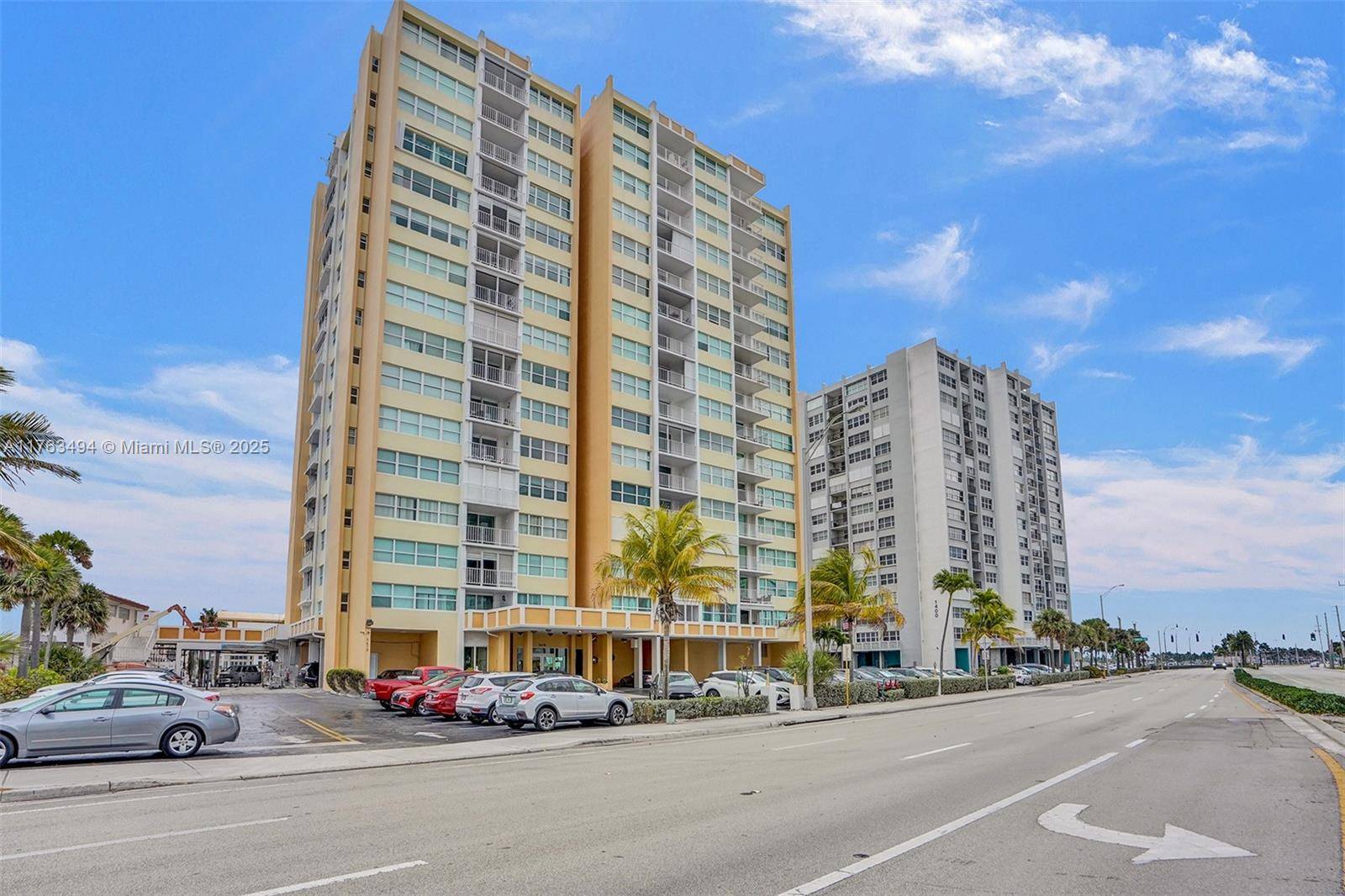 Move in ready 2 bedroom, 2 bathroom apartment in Hollywood with ocean views and walking distance to the beach.