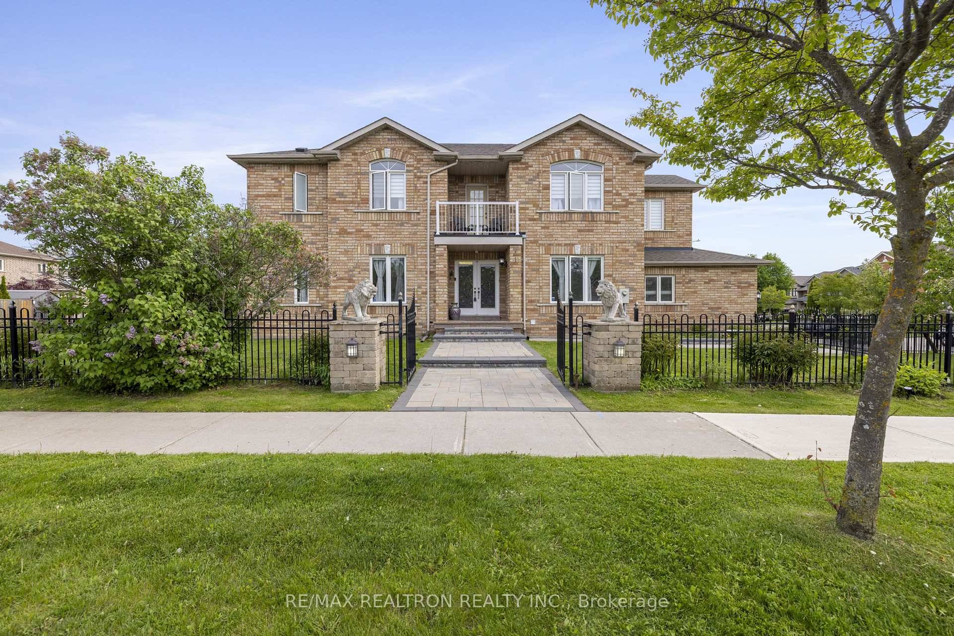 Nestled in the highly sought after Lake Wilcox Oak Ridges community, this stunning 4 bedroom detached home offers the ultimate blend of luxury, comfort, and location.