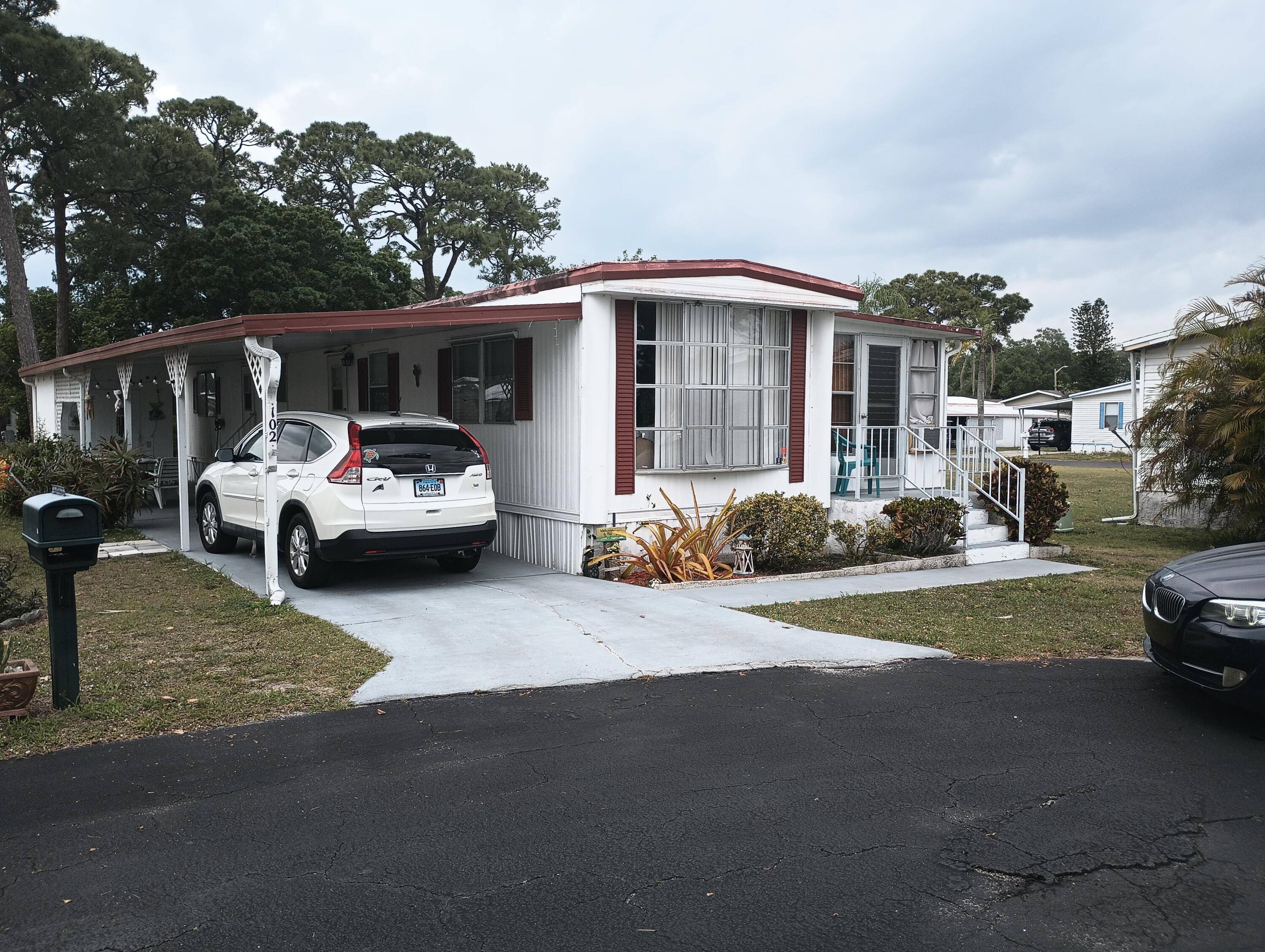 Fully renovated large single wide with Florida room Move in ready.