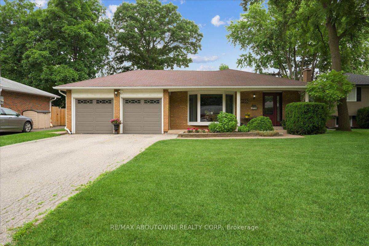 Don't miss out on this exceptional chance to own a beautifully renovated 4 level backsplit with a true double car garage !