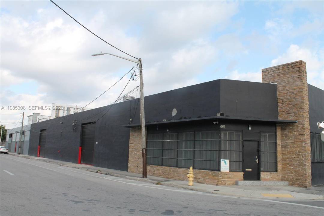 UNIQUE EXCLUSIVITY OF SALE OF TWO LOTS IN THE HEART OF MIAMI NEAR THE METRO RAIL STATION AND I 95.