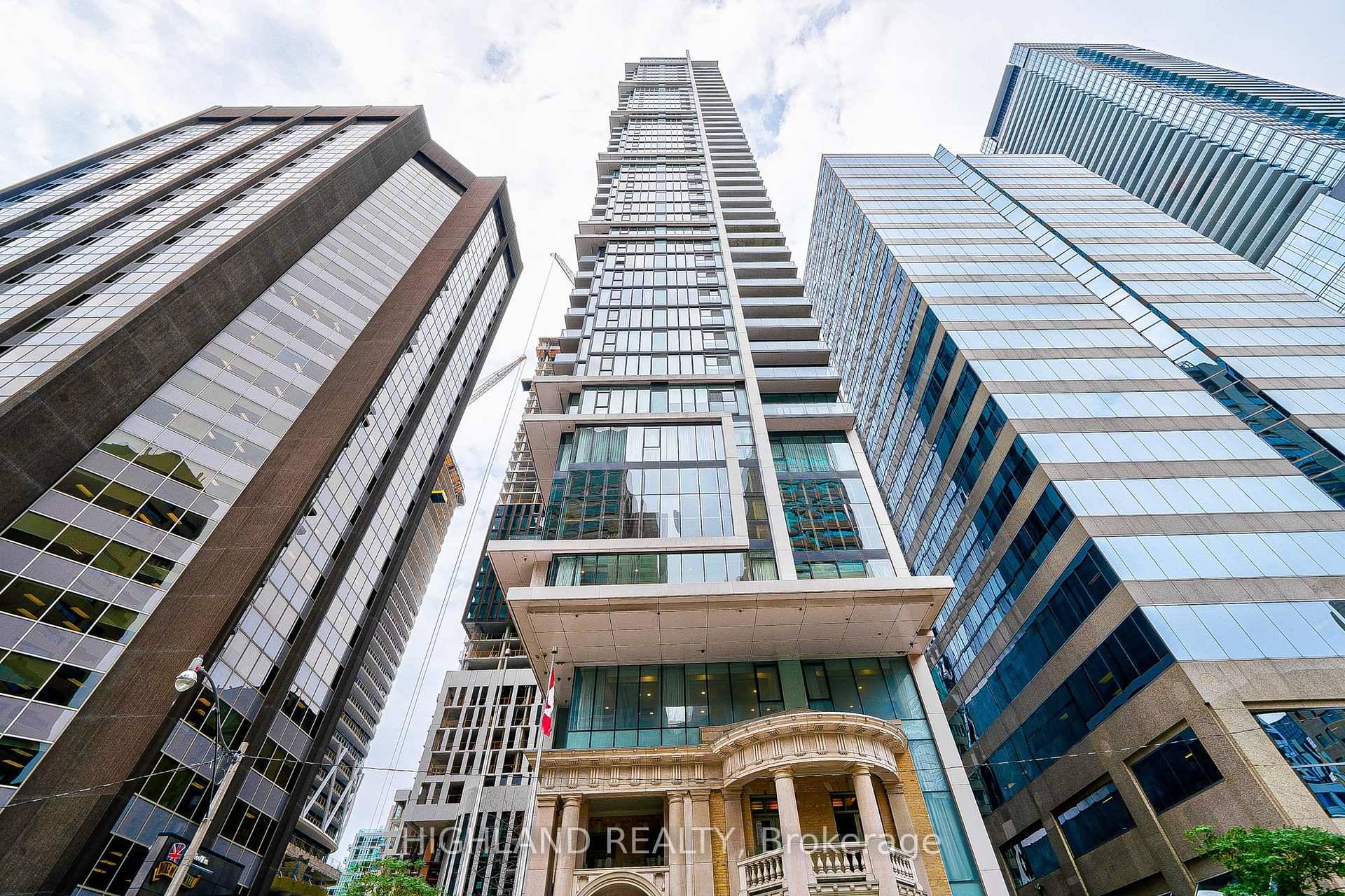 Oversized One Bedroom at Luxury Rcmi Condo Located At The Central Toronto Of Dundas amp ; University.