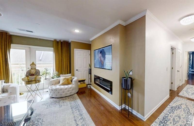 Welcome Home to the BayView where waterfront living meets convenience !