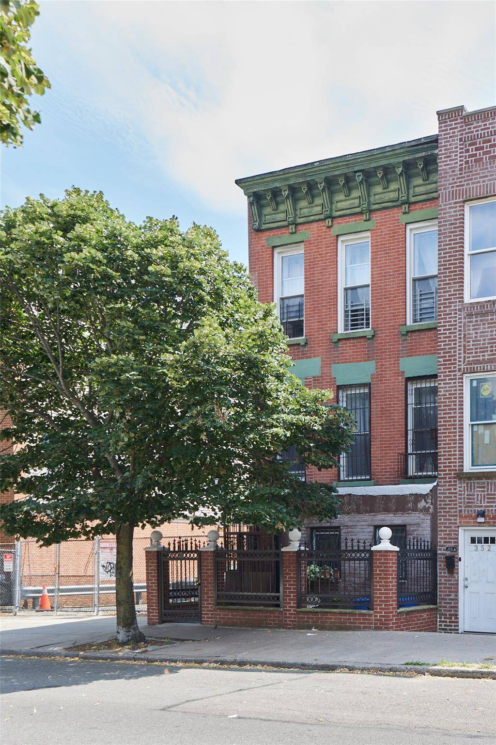 This beautiful one room apartment features a versatile bonus space perfect for a small office or walk in closet.
