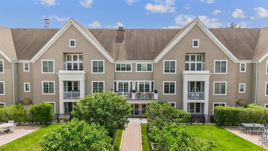 Chic 2 Bed 2 Bath Condo in Gated Palmer Hill 77 Havemeyer Ln Unit 313.