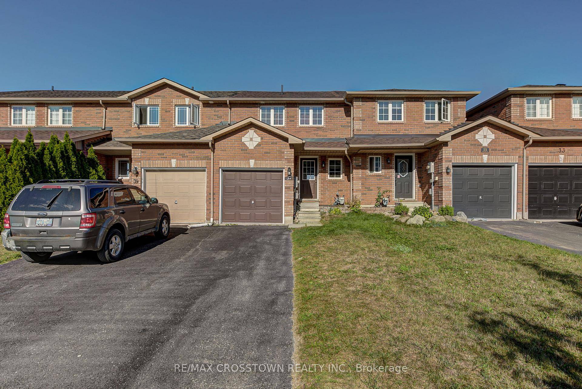 3 Bedroom 2 Storey TOWNHOME IN PRIME SOUTH EAST BARRIE LOCATION.