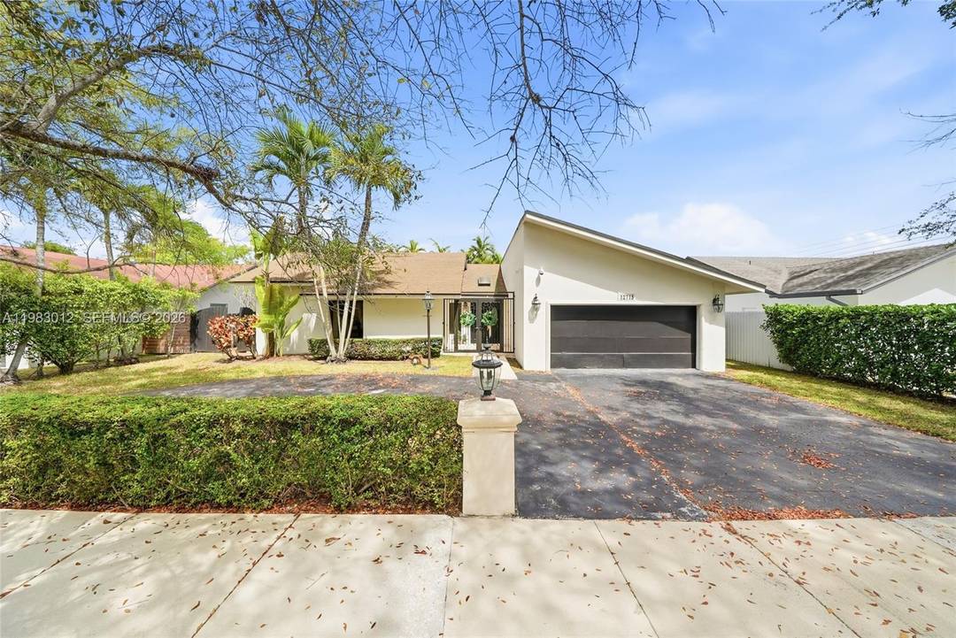 Searching for a 4 bed home in Kendall Miami with a pool and easy Turnpike access ?