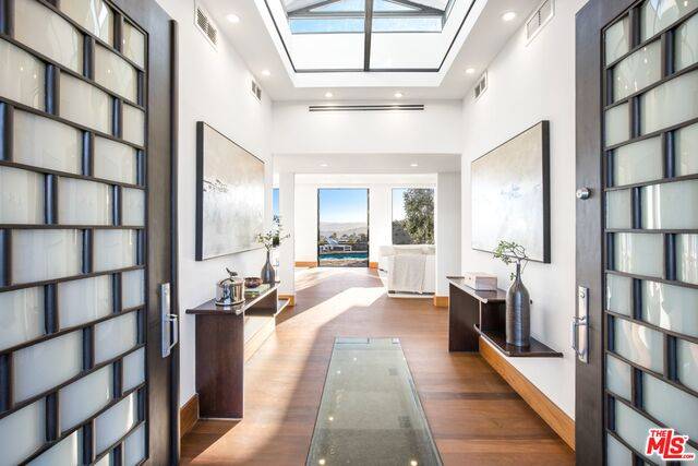 9302   Nightingale Dr Hollywood Hills East LA