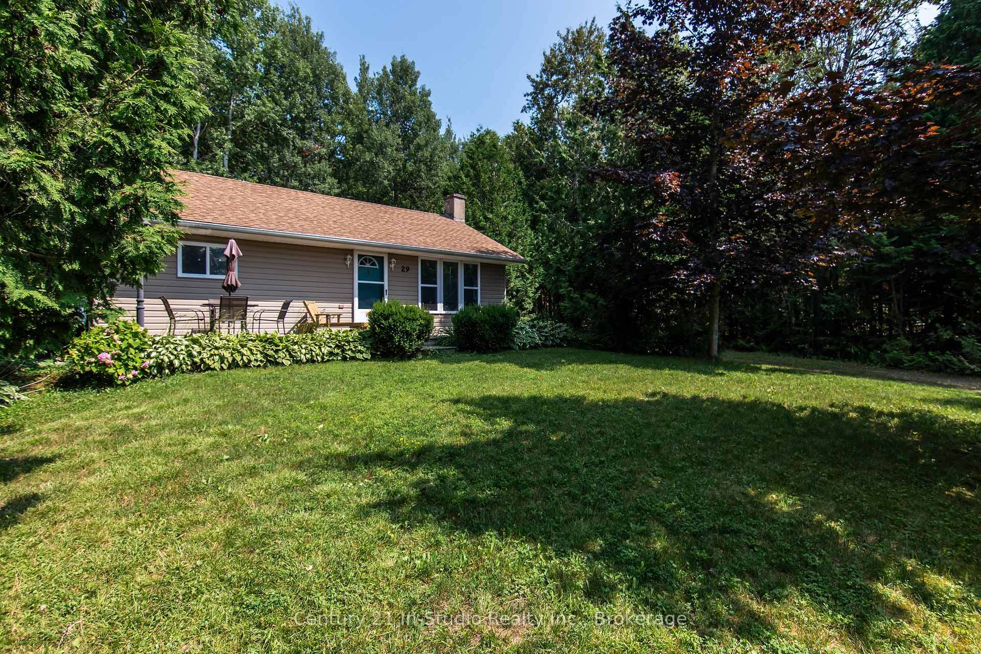 Where Riverfront Meets Relaxation Welcome to 29 Heron Point Road, featuring direct river access !