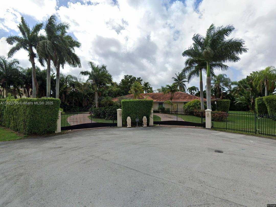 Beautiful Miami Home on Over Half an Acre Private Cul de Sac Location Discover this luminous and inviting home tucked away in a coveted Miami neighborhood, set on over 1 ...