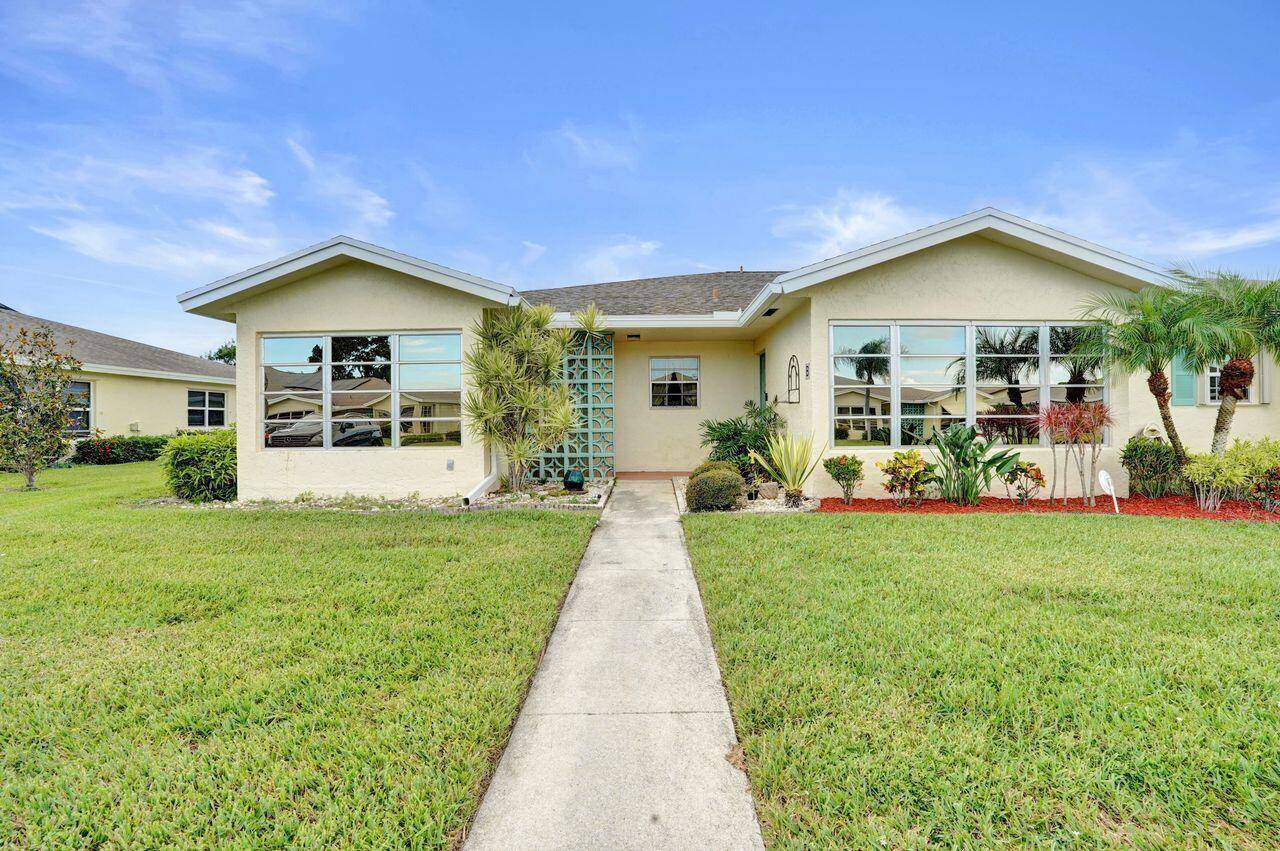 Welcome to affordable living in this 1 BR, 2 full bath High Point of Delray West Sec.