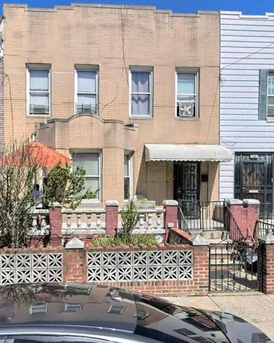 Charming and well maintained fully attached single family home located in the desirable Allerton section of the Bronx.