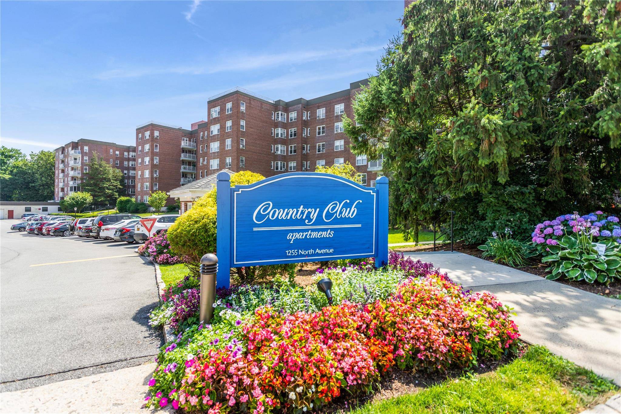 Highly sought after three bedroom unit in Country Club apartments in Wykagyl.