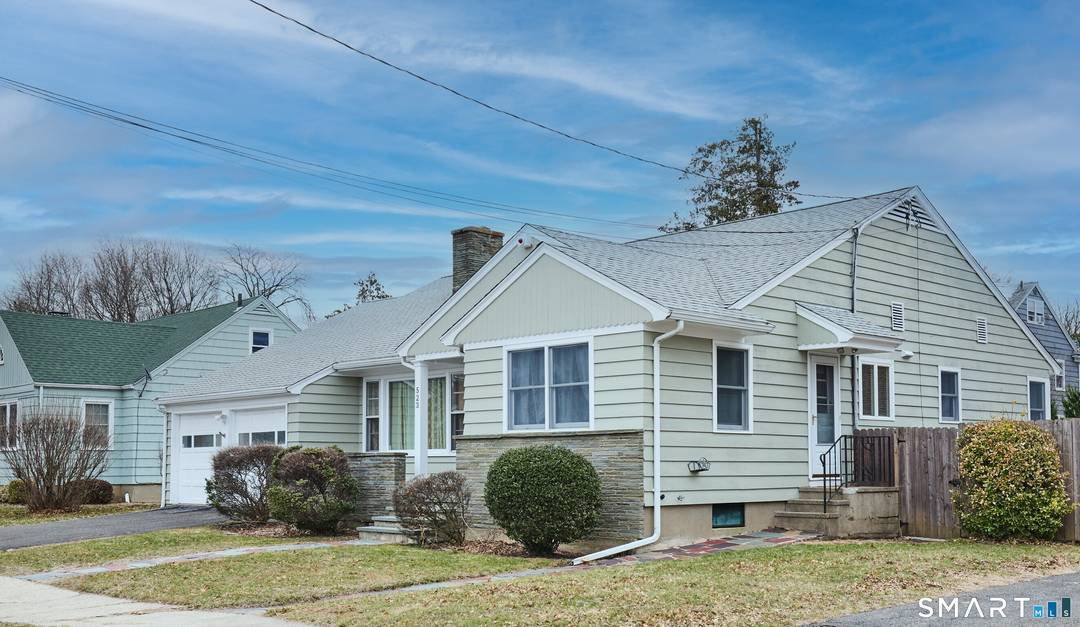 YOUR SEARCH ENDS HERE ! OVER 1700 SQUARE FEET OF MAIN LEVEL LIVING AREA AWAITS IN YOUR CUSTOM BUILT BROOKLAWN HOME.