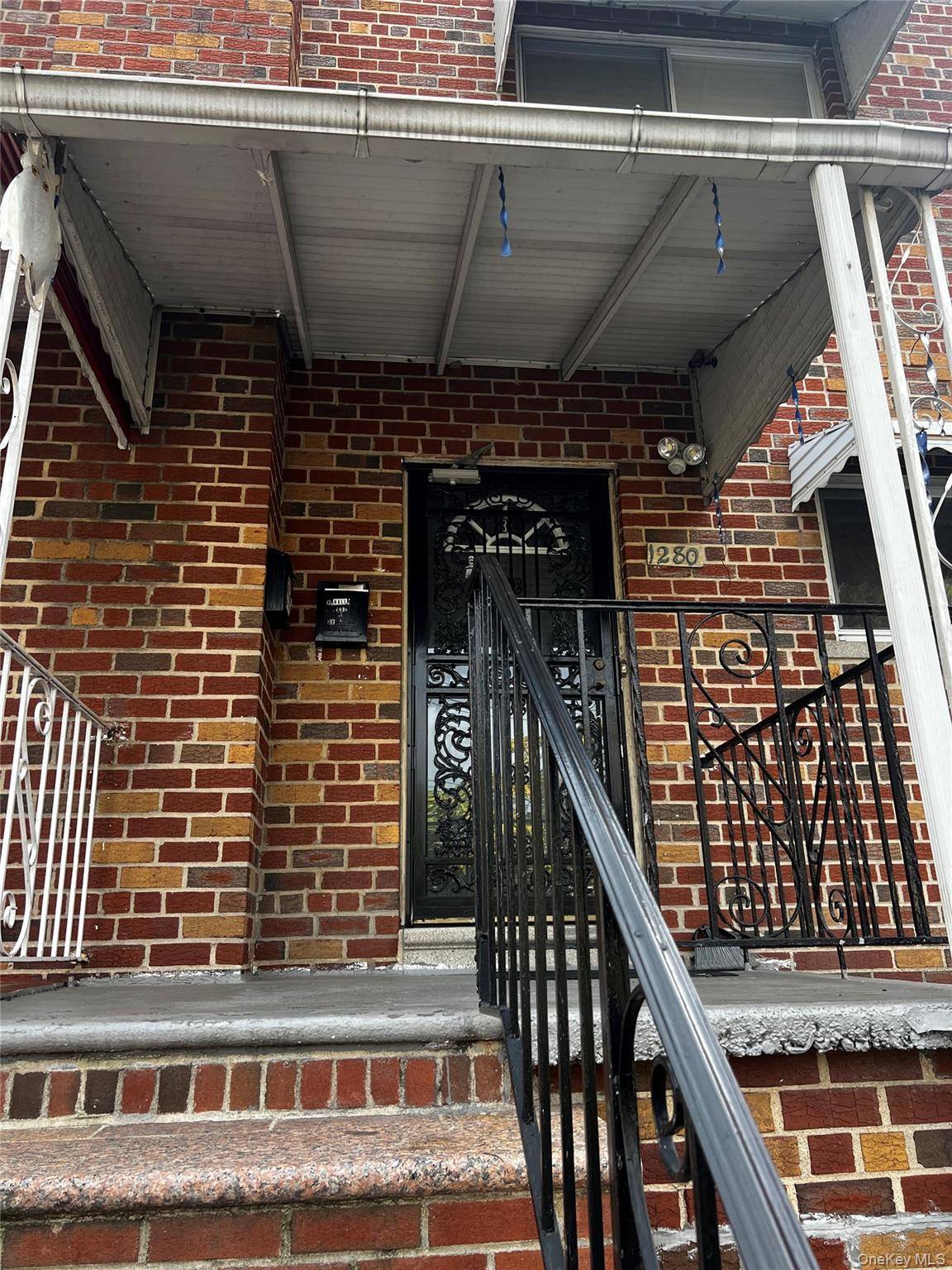 Charming 3 Bedroom Duplex in Williamsbridge, Bronx Well kept duplex on a quiet, tree lined street.