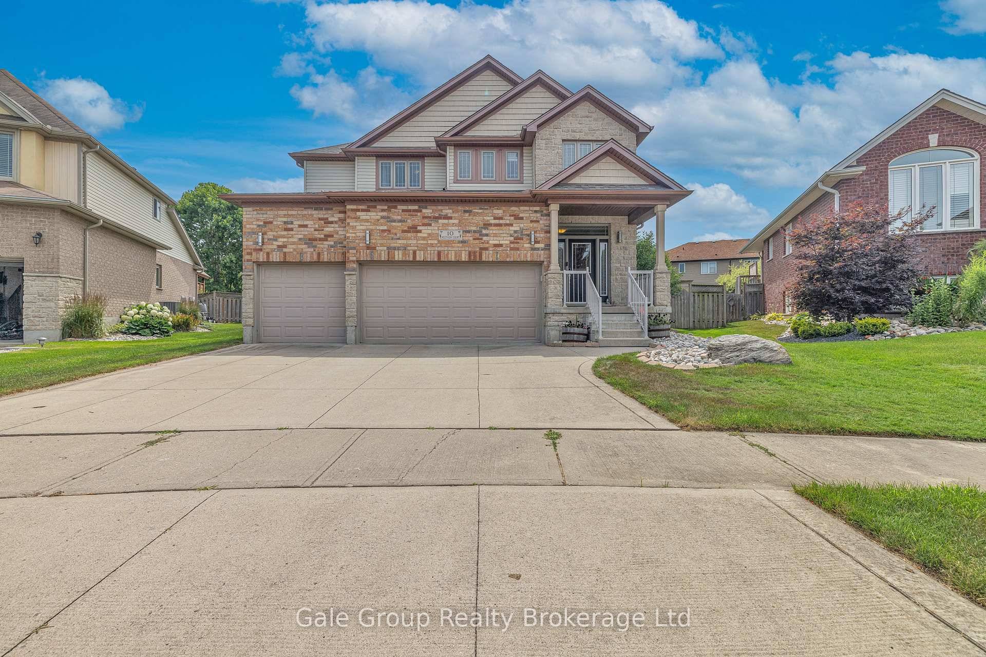 Gorgeous 2 storey home that offers the perfect blend of luxury, comfort, and functionality for todays modern family.