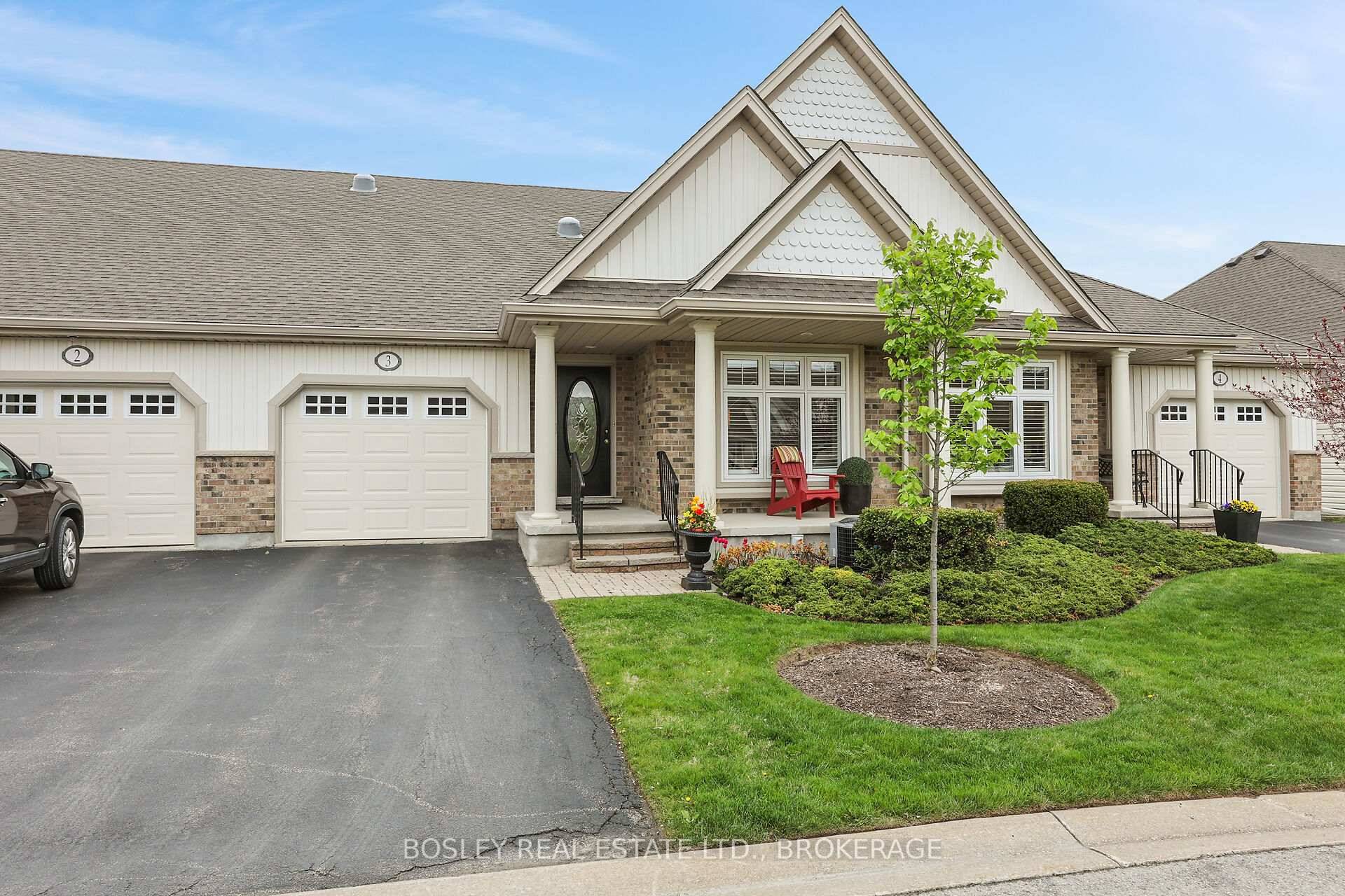 FABULOUS WELL MAINTAINED BUNGALOW TOWNHOUSE ON A QUIET CUL DE SAC IN THE HEART OF NIAGARA WINE COUNTRY.