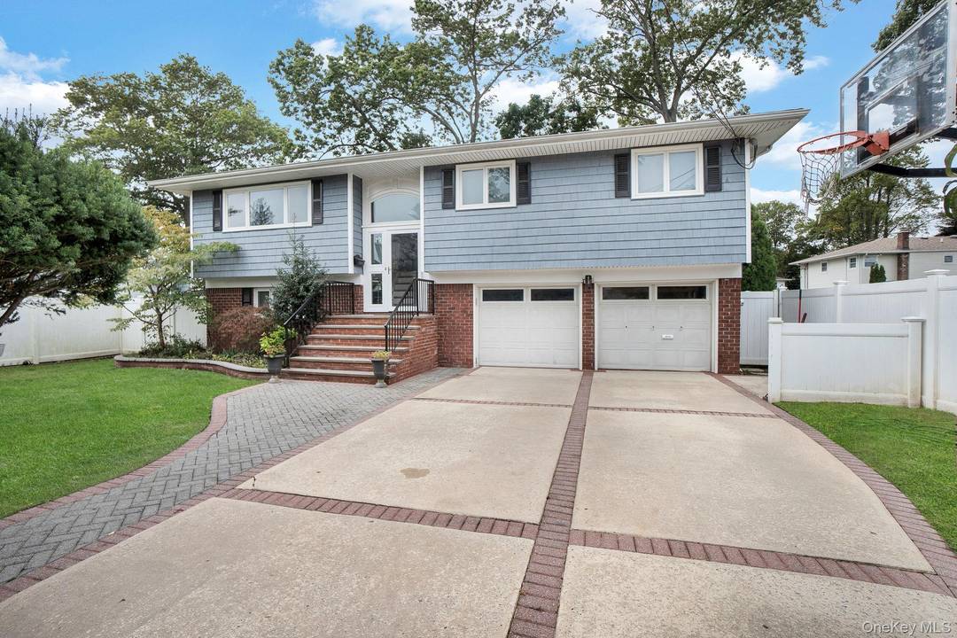 Welcome to 978 Little Whaleneck Road A Beautiful Home in the Heart of North Merrick Nestled in the highly desirable North Merrick community, this spacious and meticulously maintained Hi Ranch ...